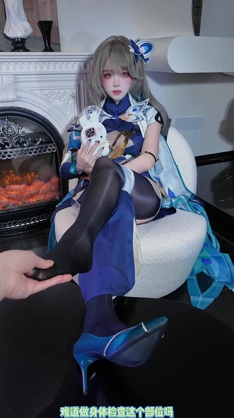 [1V/200MB]【月野兔】崩坏叁cos ， 薇塔の足交恶作剧，舰长被坏女人狠狠玩弄