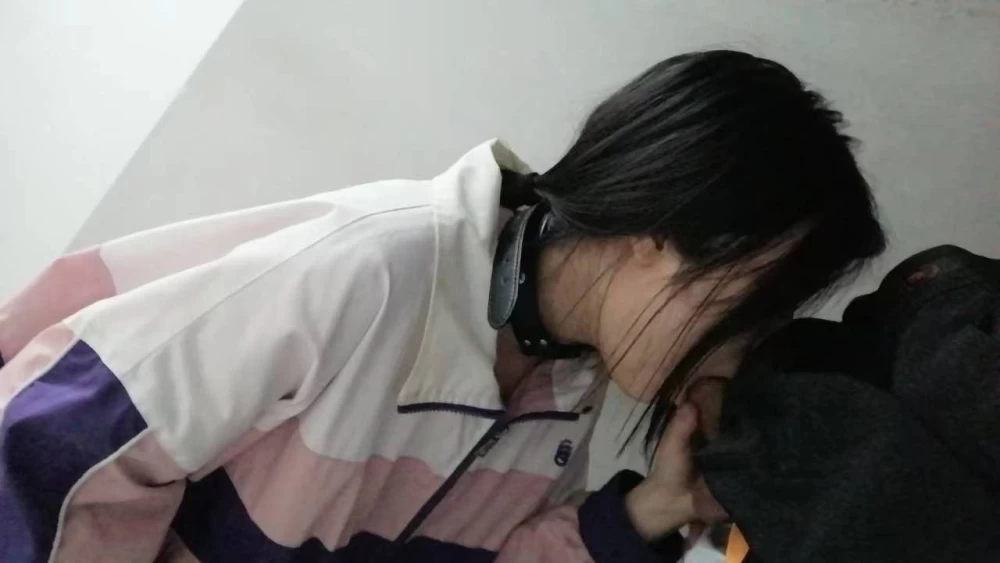 [30V+24P/791MB]常州学生妹白内裤被扯后入狂操楼道里按头